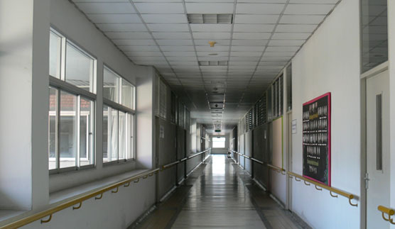 ภาพทางเดินภายในตึกอาคารเรียน